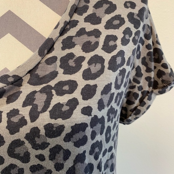 ANTISTAR~ Women’s Animal Print T- Shirt Dress V-Neck Loose fitting Rolled sleeve - Picture 2 of 7